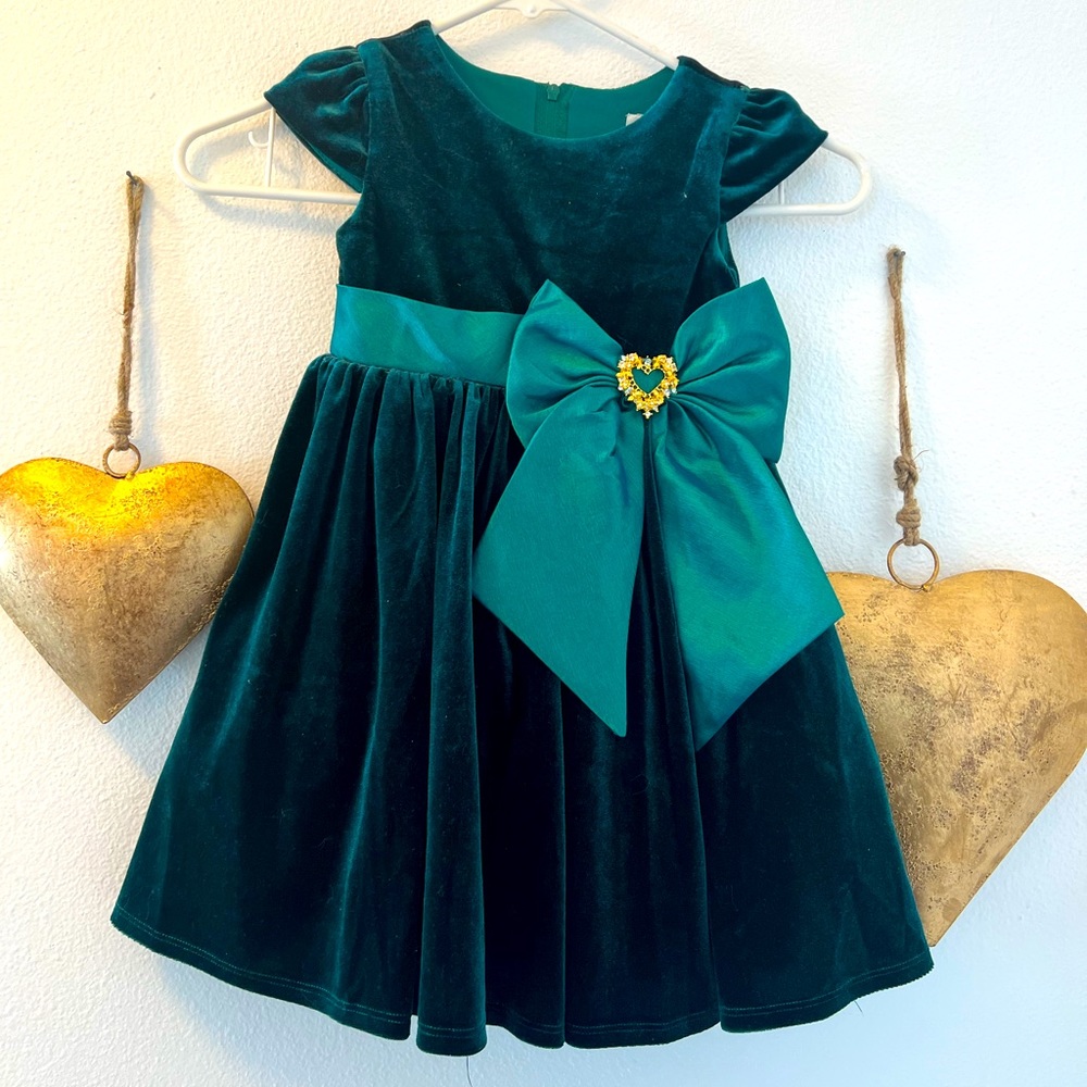 Rare Editions-Toddler Girl’s-Green Velvet Dress with Bow and Gold Broche